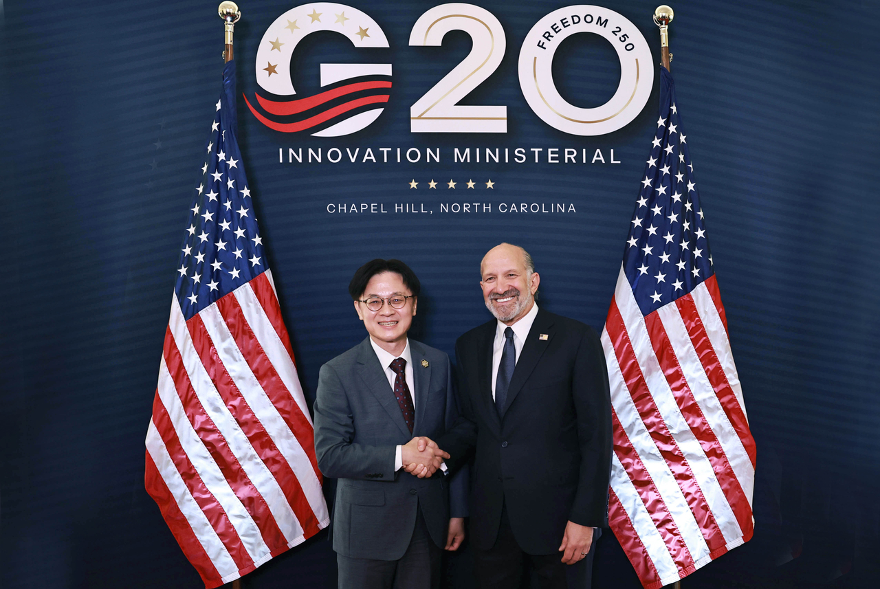 Industry Minister Kim Jung-kwan (left) poses for a photo with US Commerce Secretary Howard Lutnick on the sidelines of the G20 Innovation Ministers’ Meeting in Chapel Hill, North Carolina, on Sept. 2. (Ministry of Trade, Industry and Resources)