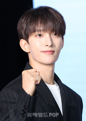 세븐틴 도겸, 오늘 육군 현역 입대…“잘 다녀오겠습니다”