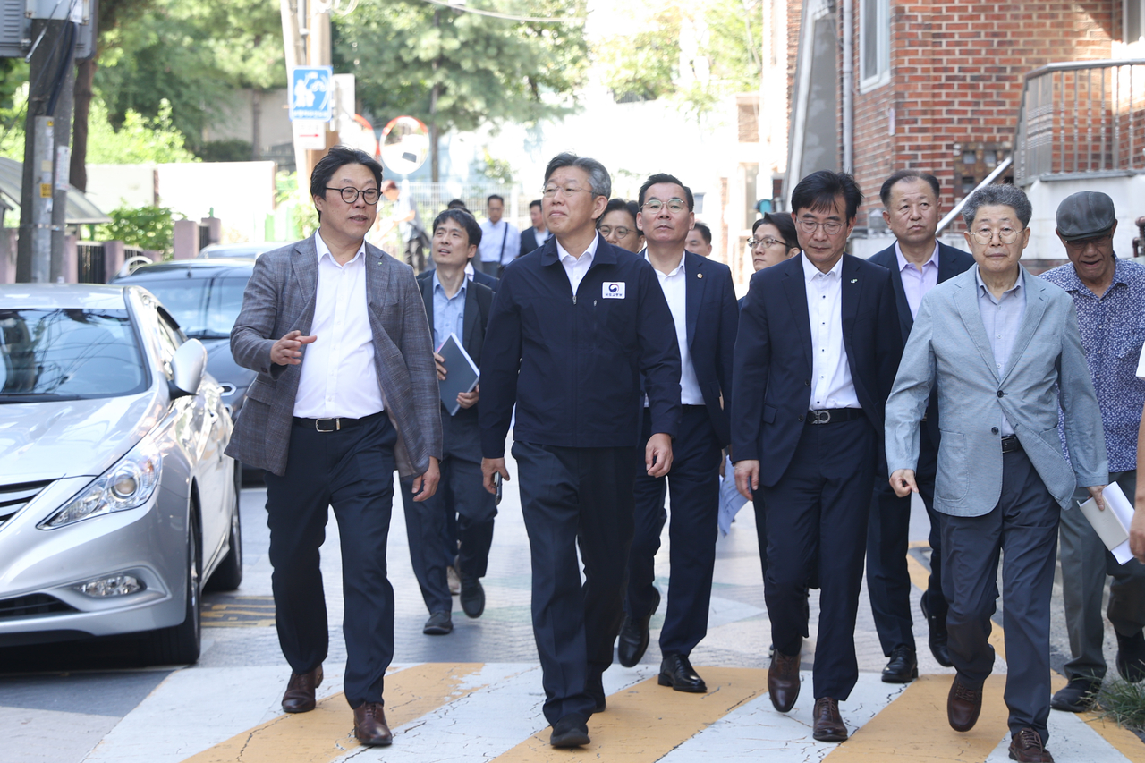 김이탁 국토교통부 제1차관이 8일 송파구 거여새마을 공공재개발 현장을 찾아 “신속 추진 (정비)사업장에는 부동산 취득세 감면, 임대주택 인수가격 상향 등 혜택을 제공하겠다”고 강조했다. 김 차관(왼쪽에서 두번째)이 사업지 주위를 둘러보고 있다.