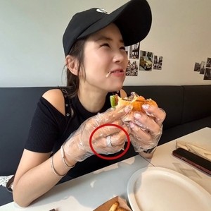 햄버거 먹는 손에 번쩍이는 ‘3500만원’ 반지…장영란이 착용한 샤넬 ‘코코 크러쉬’ 뭐길래 [그들의 건강美학]