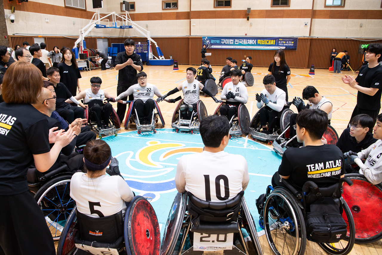 Students from Daegu University's ATP club cheer alongside the Gumi Atlas squad before a match. [Provided by Daegu University]