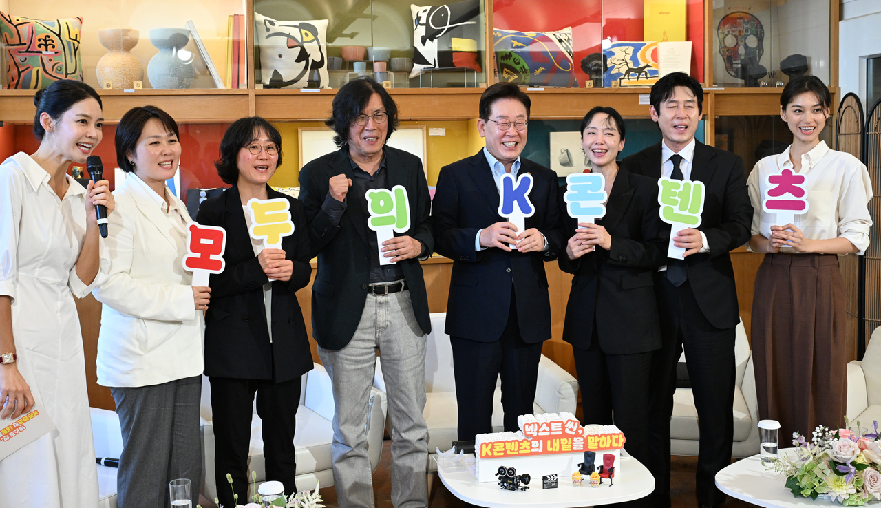 President Lee Jae Myung (fourth from right) poses for a photo with Korean filmmakers and actors during a meeting on the sidelines of the Lumiere Summit at the Fondation Maeght in Saint-Paul-de-Vence, France, Monday. (Yonhap)
