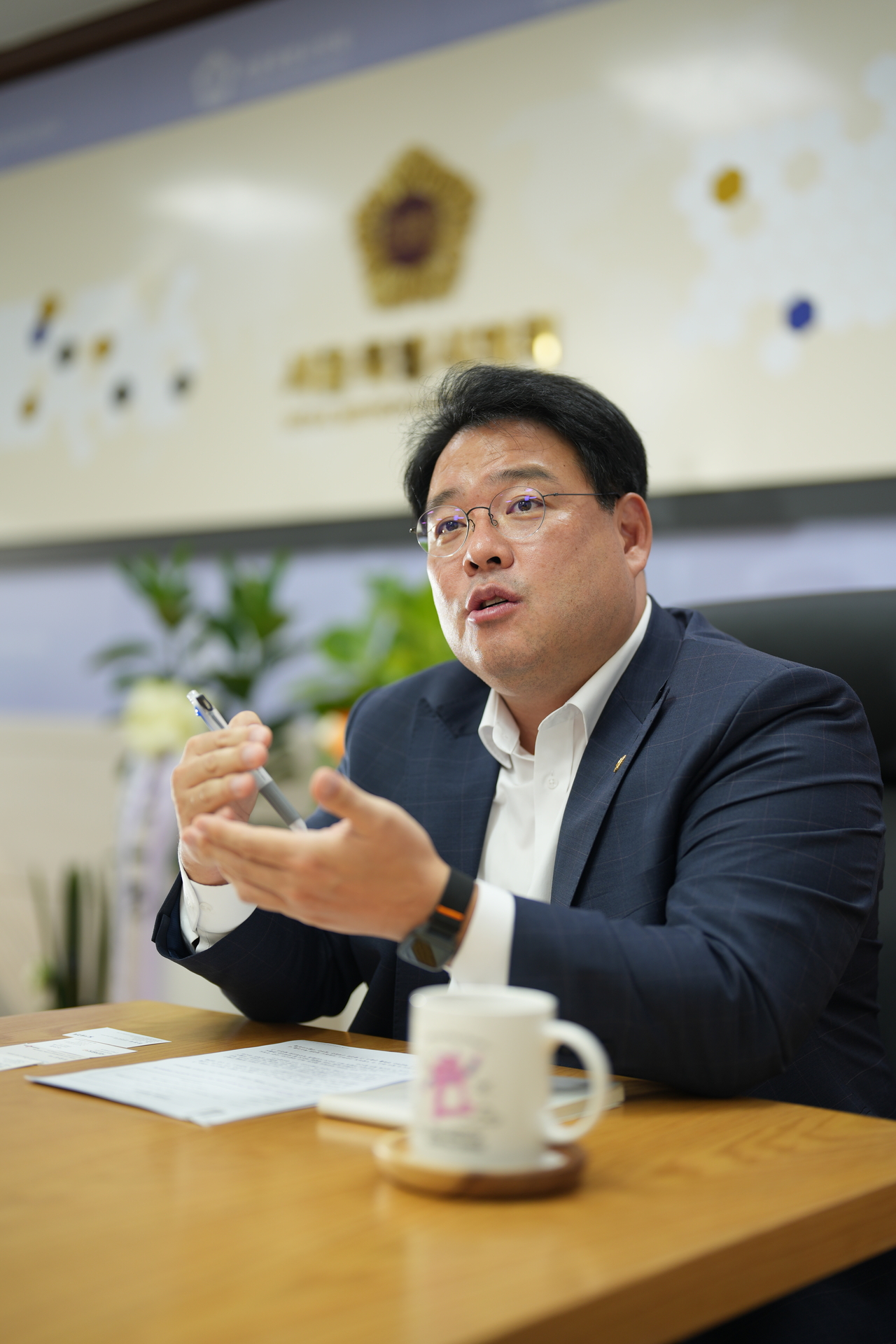 Lee discusses plans to expand housing supply and revitalize reconstruction and redevelopment projects in Seoul. (Yang Jung-won/The Herald Business)