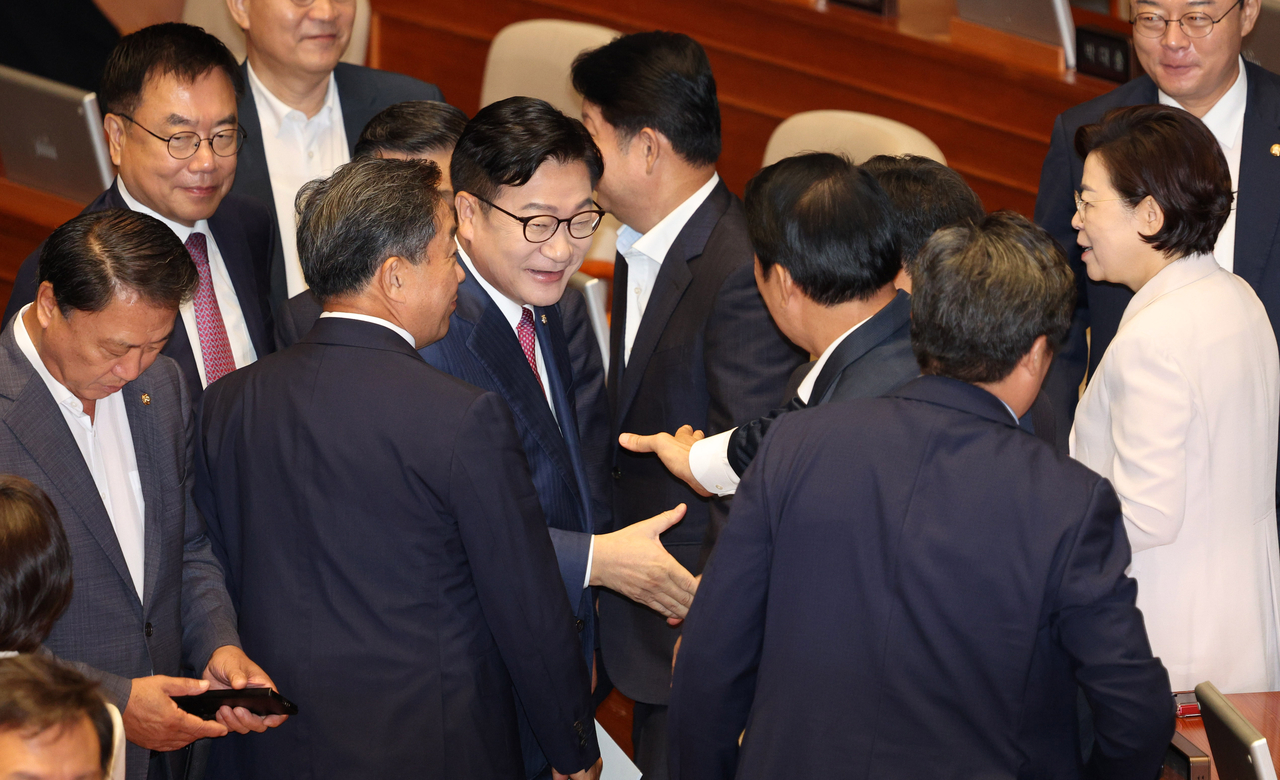 People Power Party whip Rep. Jeong Jeom-sig (fourth from left) shakes hands with lawmakers at the National Assembly after delivering a speech Tuesday. (Newsis)