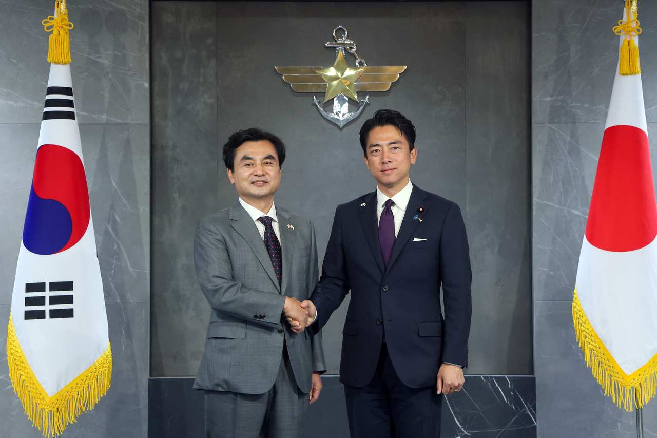 Defense Minister Ahn Gyu-back (left) shakes hands with Japanese Defense Minister Shinjiro Koizumi at the Defense Ministry in Yongsan, Seoul, on June 28. (Ministry of National Defense)
