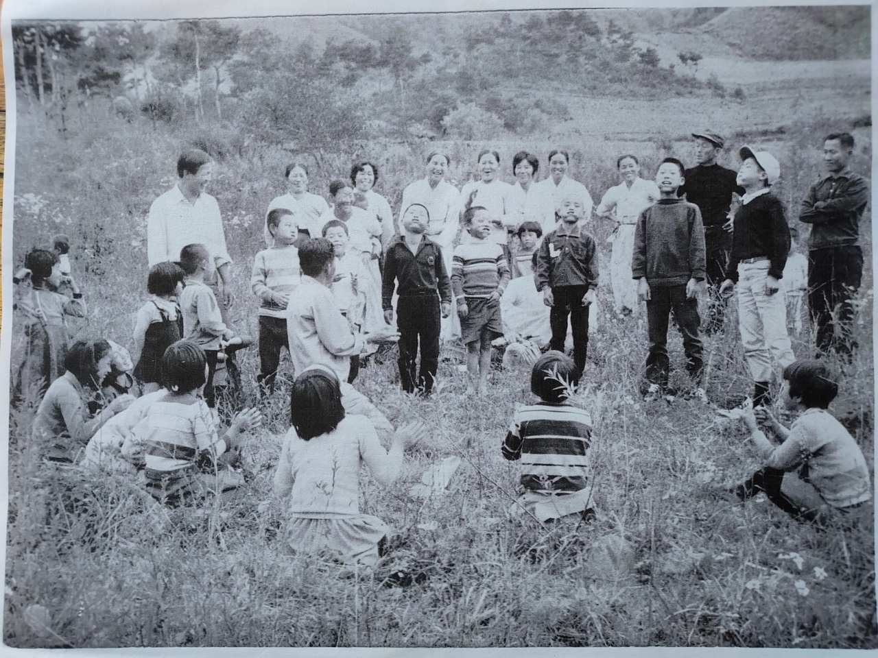 Before the village was submerged, picnic days for students at the branch school in Sangmuryong 2-ri were a village-wide celebration.