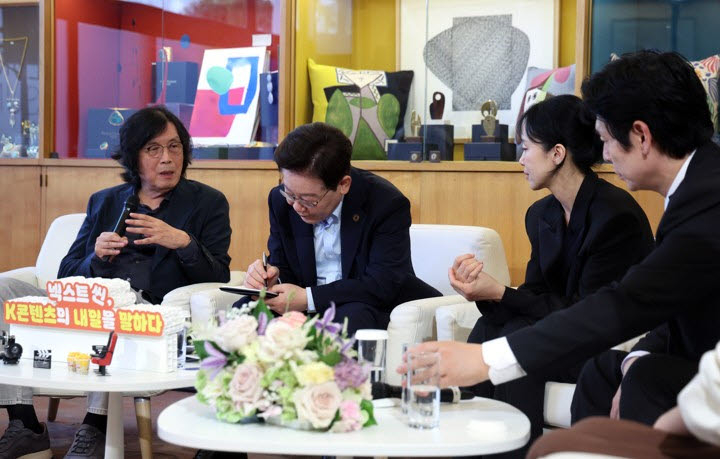 President Lee Jae Myung (center) takes notes as director Lee Chang-dong speaks during a meeting with South Korean filmmakers following the opening ceremony of the Lumiere Summit at the Fondation Maeght in Saint-Paul-de-Vence, southern France, Monday. (Yonhap)