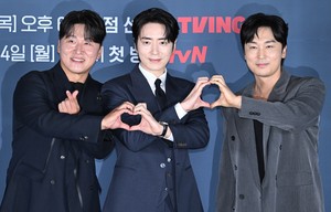 [포토]오대환, 이준혁, 서현우 ‘하트 받으세요’
