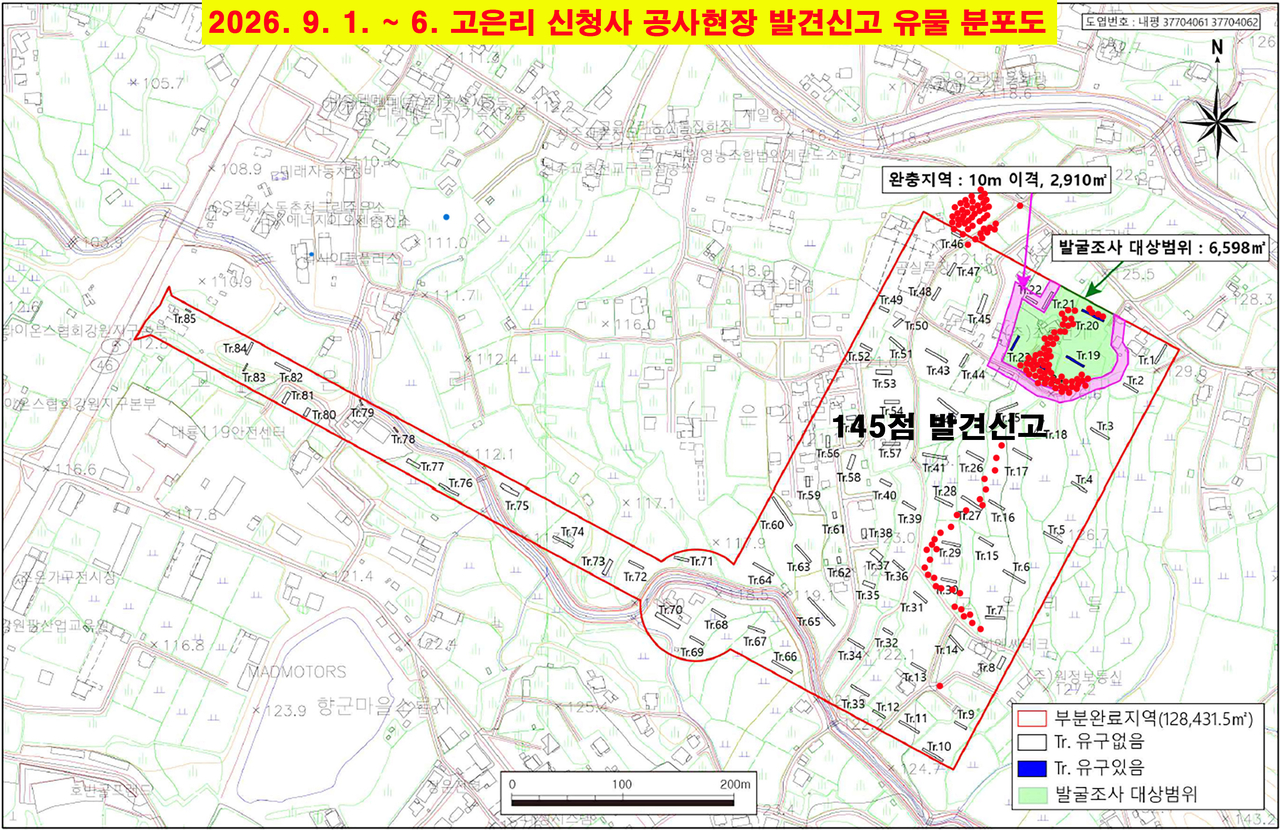 유물 추정 물건 발견지역. 김종문 대표는 진입로는 여러 흙이 섞여 유물을 확인하기 어려웠지만, 본청이 들어설 부지 중 자신이 가 본 곳에선 모두 유물추정 물건이 발견되었고, 자신이 가본 곳에서만 143점이 확인됐다고 밝혔다. 사진의 붉은색 부분이 김대표 등 중도본부가 현장확인한 곳. 길죽한 부분은 진입로, 네모난 부분은 청사 부지.