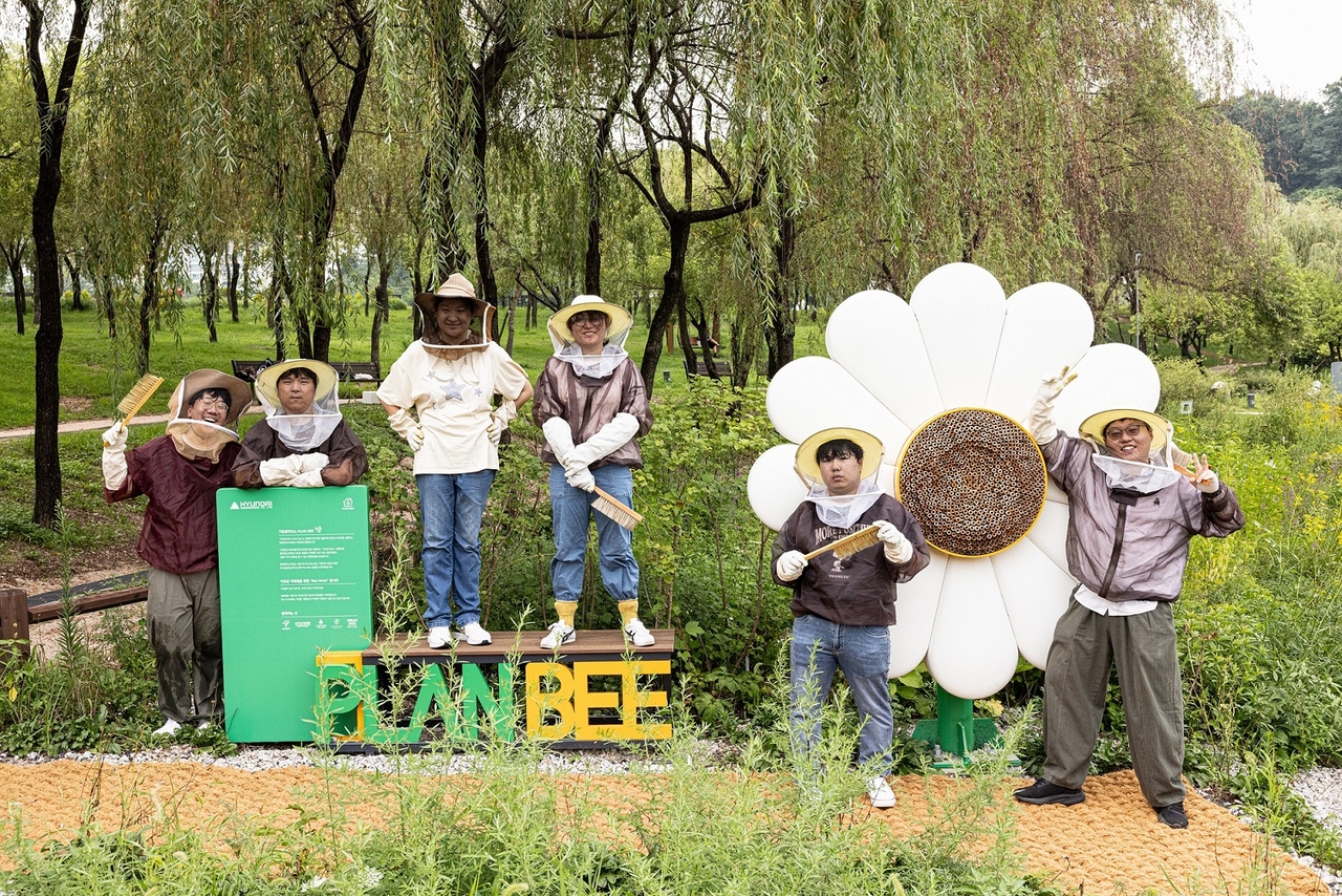 Participants in an urban beekeeping vocational training program pose for a photo at Plan B Garden, created by Hyundai Engineering at Bukseoul Dream Forest in Gangbuk-gu, Seoul. [Hyundai Engineering]