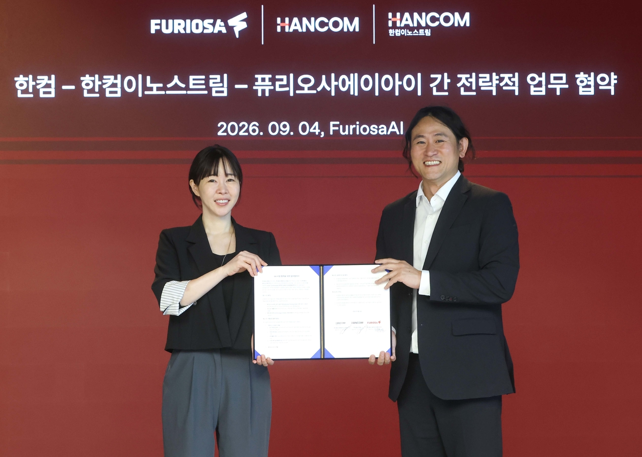 Hancom CEO Kim Yeon-su (left) and Furiosa AI CEO Baek Jun-ho pose for a photo at the AX business cooperation MOU signing ceremony. [Hancom]