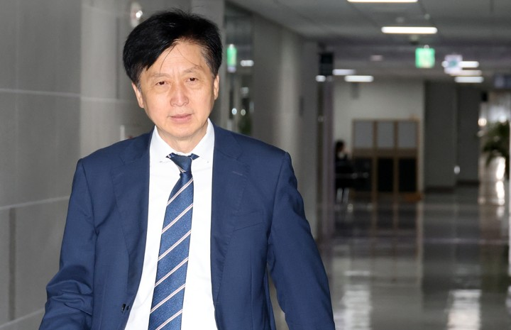 국회 재정경제기획위원회 여당 간사인 더불어민주당 오기형 의원이 7일 국회 의원회관에서 재정경제기획위원회·산업통상자원중소벤처기업위원회가 공동으로 정부 관계부처와 대미 투자 협상 논의를 위해 개최한 당정에 입장하고 있다. [연합뉴스]