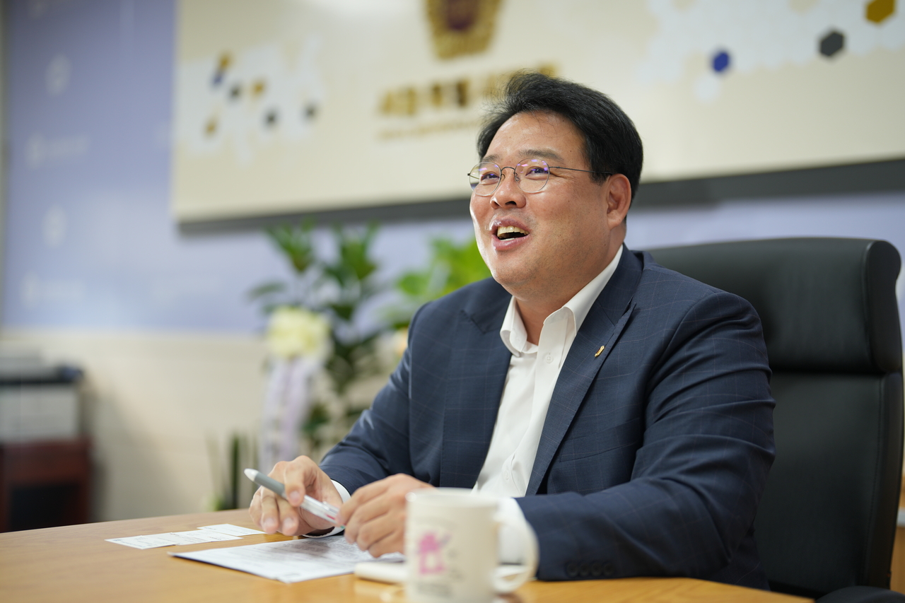 Lee talks about a minority ruling party's strategy for cooperation and the direction of his future legislative work. (Yang Jung-won/The Herald Business)
