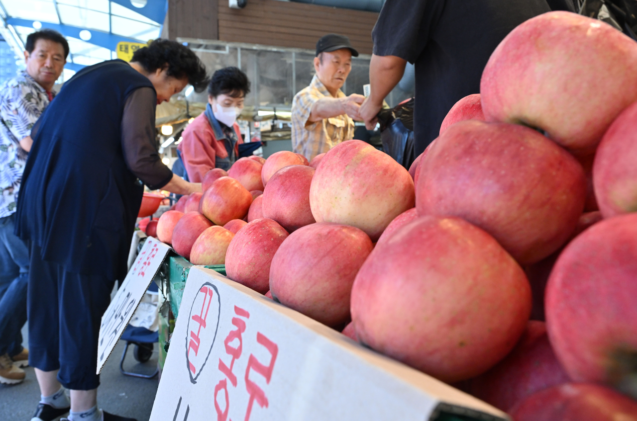 Shoppers browse apples at Gyeongdong Market in Dongdaemun-gu, Seoul,  on Monday. (Im Se-jun/The Korea Herald)