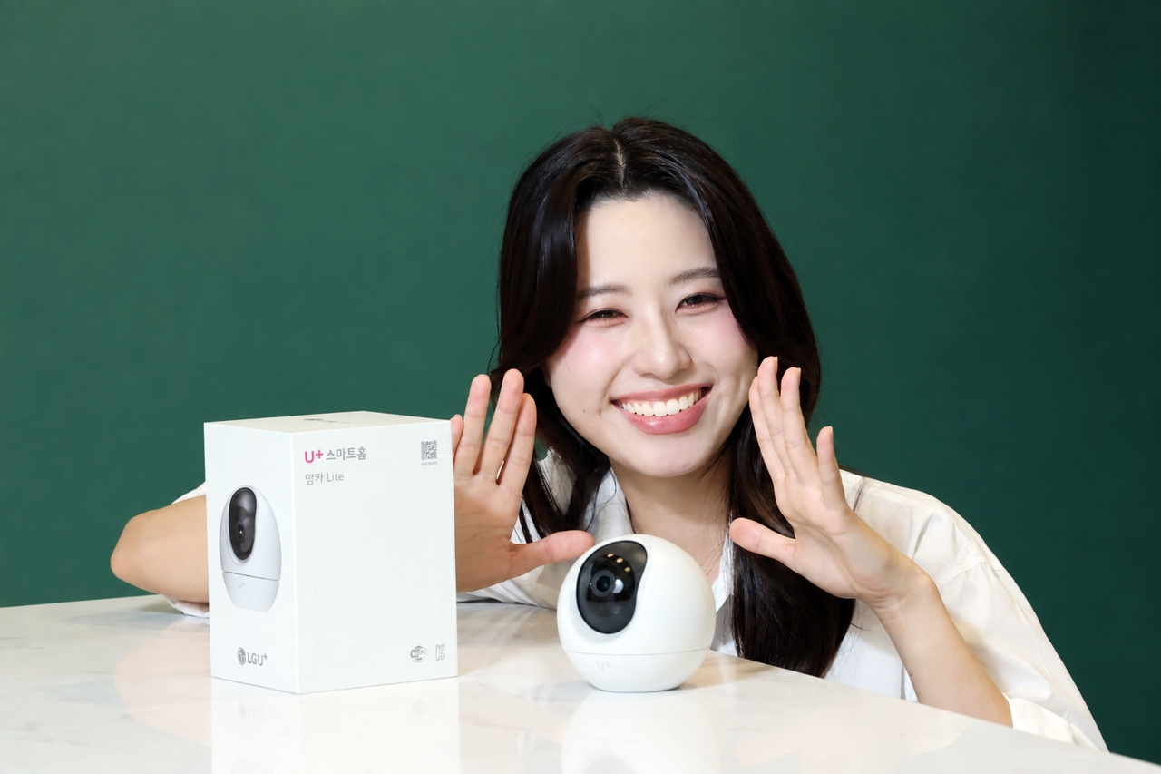 An LG Uplus model introduces the company's new product, Home Cam Lite. [LG Uplus]