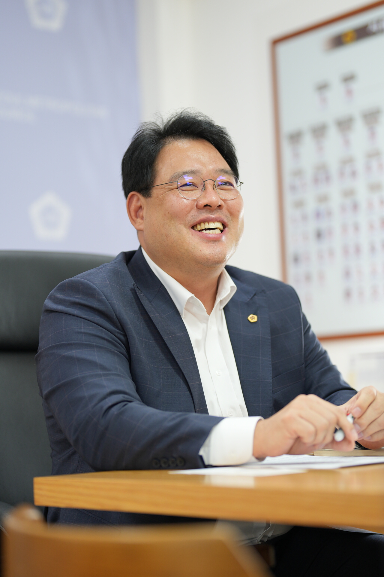 Lee Sung-bae, second deputy speaker of the Seoul Metropolitan Council, speaks during an interview with The Herald Business at his office in the council building on Tuesday. (Yang Jung-won/The Herald Business)