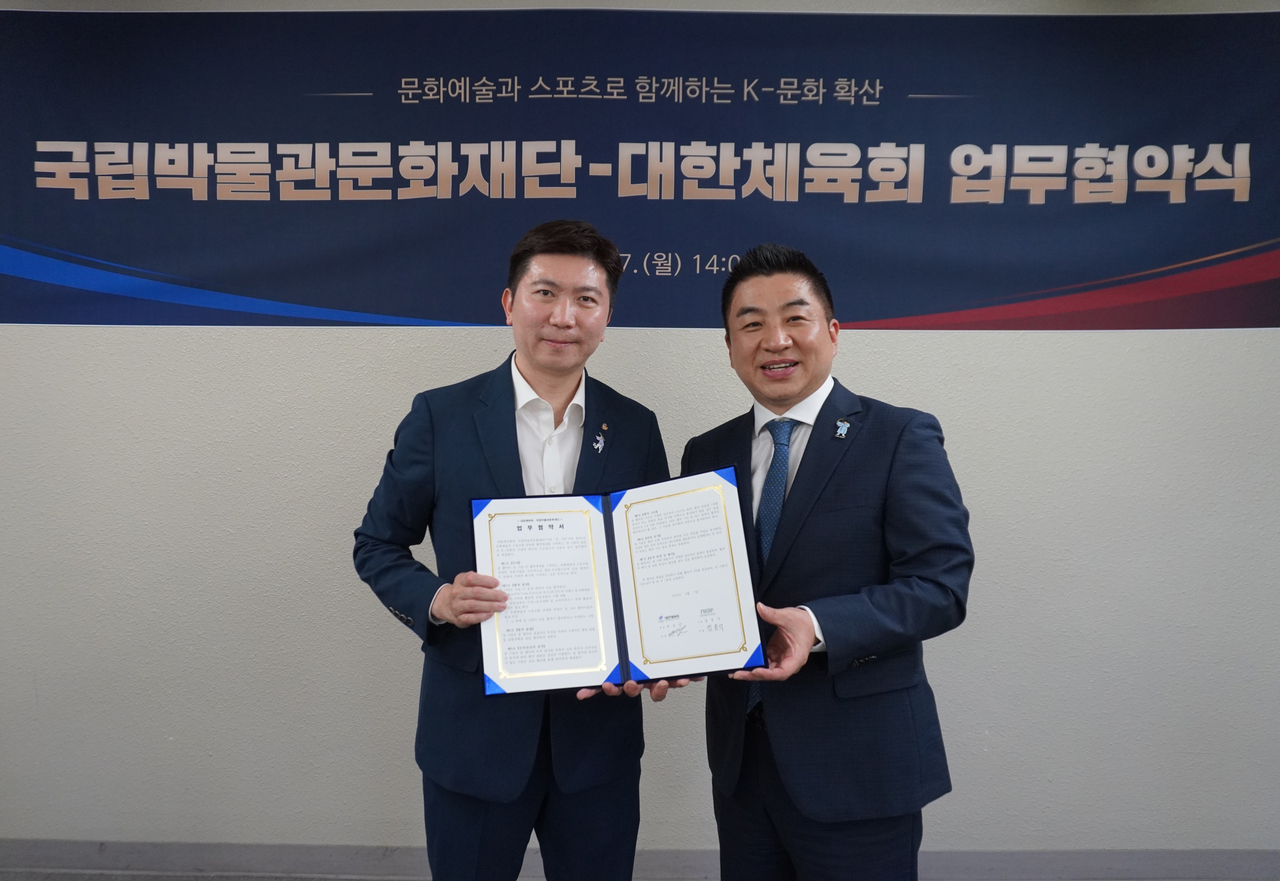 Korean Sport & Olympic Committee President Yu Seung-min (left) and National Museum of Korea Cultural Foundation President Jeong Yong-seok pose for a photo at the MOU signing ceremony.