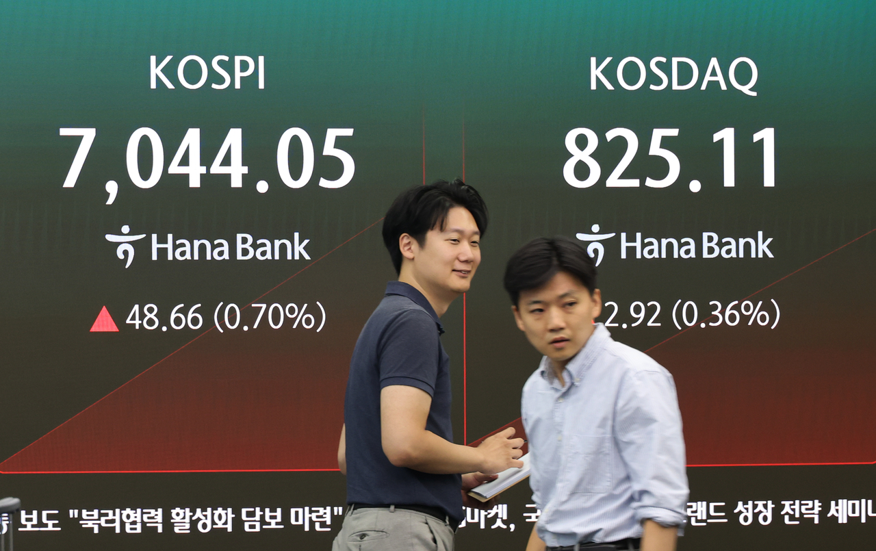 An electronic board showing the Korea Composite Stock Price Index at a dealing room of the Hana Bank headquarters in Seoul on Tuesday. (Yonhap)