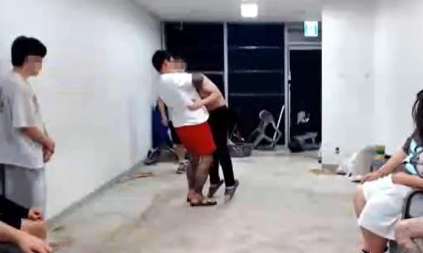 A mixed martial arts fighter chokes a cast member during a livestream. (YouTube livestream capture, Yonhap)