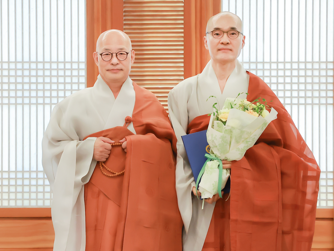 대한불교조계종 총무원장 진우스님(왼쪽)은 8일 제4교구본사 월정사 주지에 인광스님을 임명했다. [대한불교조계종 제공]