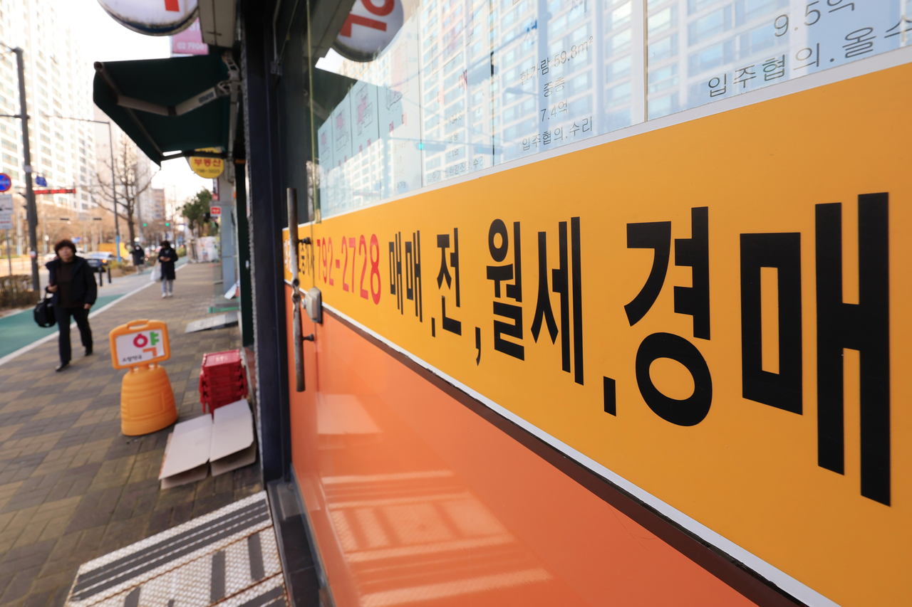 서울 시내 한 부동산 중개업소에 경매 물건 안내문이 붙어있는 모습. [연합]