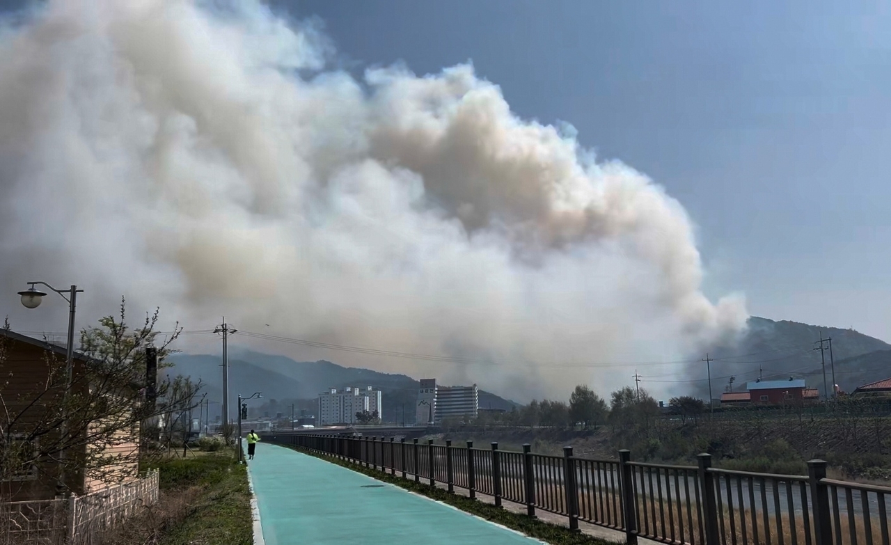 Downtown Inje is shrouded in thick smoke from a wildfire that broke out in the hills of Hanam-ri, Sangnam-myeon, Inje-gun, Gangwon Province. (Yonhap)