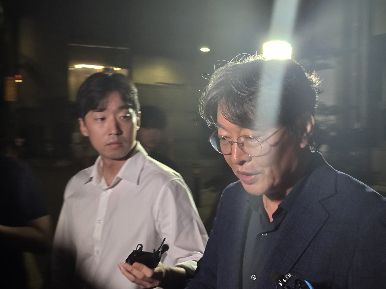 차명 주식거래 의혹을 받는 무소속 이춘석 의원이 지난해 8월 마포구 서울경찰청 광역수사단 청사에서 조사를 마친 뒤 귀가하고 있다. [연합]