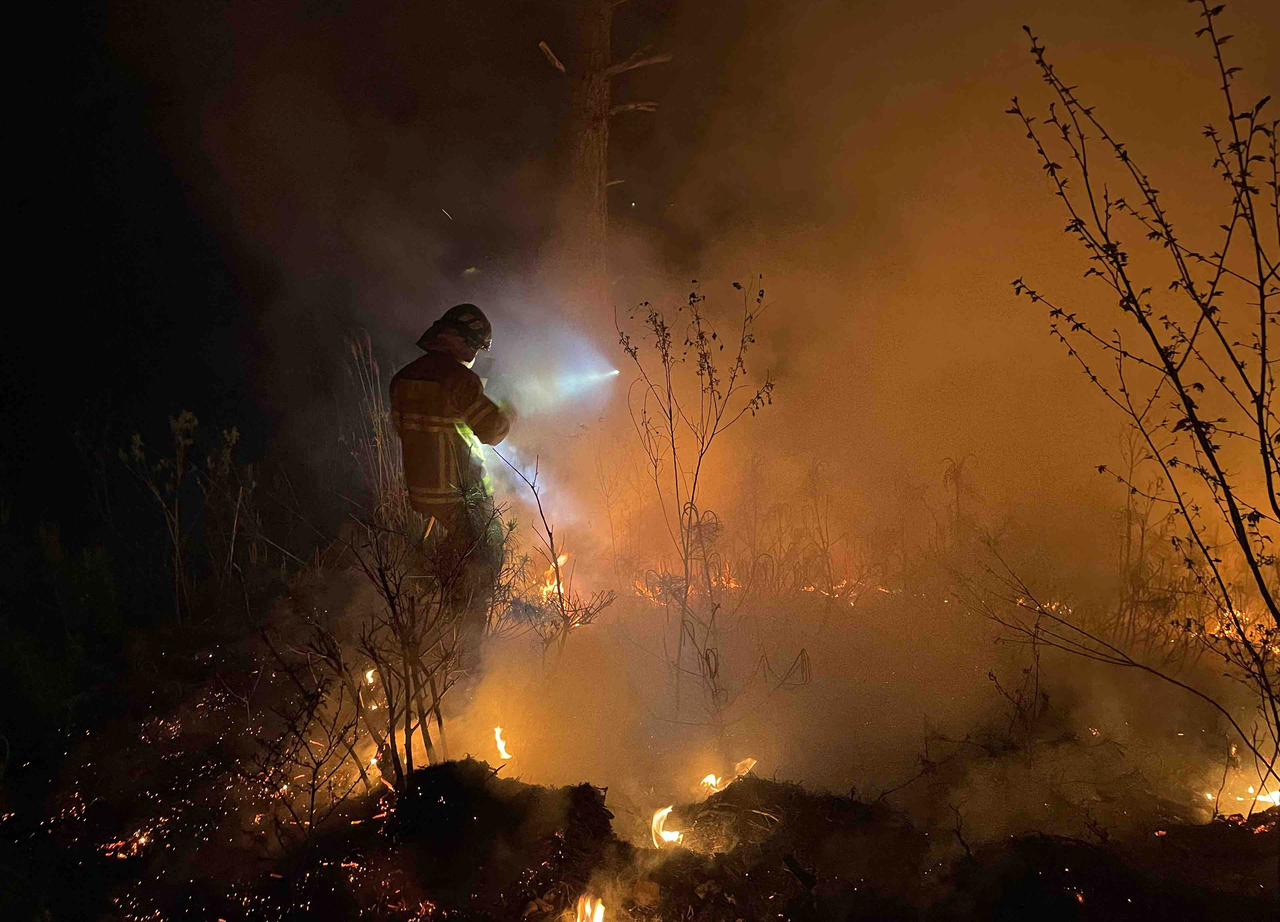 Firefighters battle a blaze that broke out in the hills of Yeongheung-ri, Yeongwol-eup, Yeongwol-gun, Gangwon Province. (Gangwon Province Forest Fire Prevention Center)