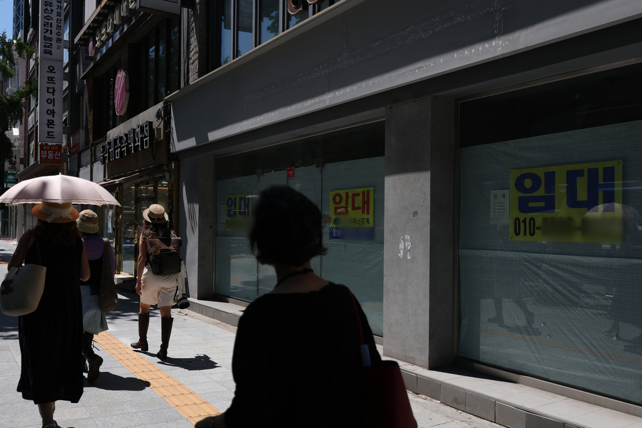 A commercial building in Seoul displays vacancy signs. [Yonhap]