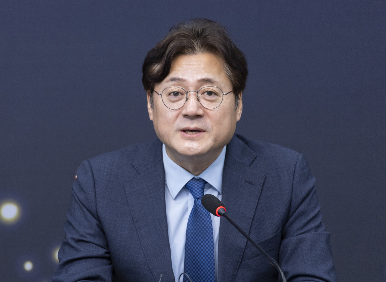 Hong Ik-pyo, chief political secretary at Cheong Wa Dae. [Yonhap]