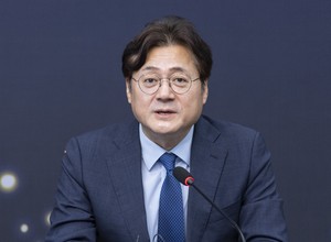 靑 “공소 취소보다 조작 기소 규명이 먼저…연임 개헌 생각 없어”