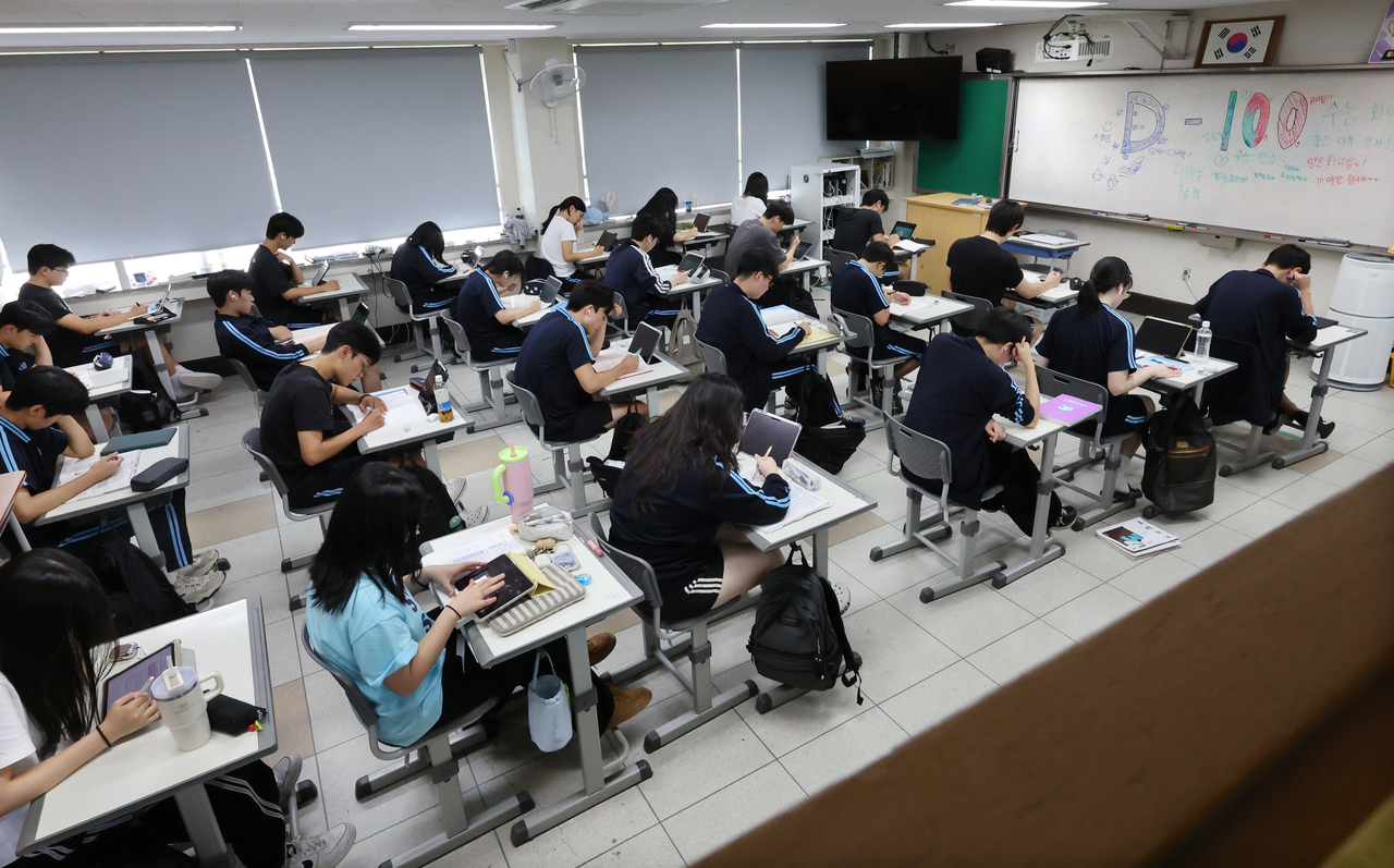 Seniors study at Yangun High School in Haeundae-gu, Busan, Aug. 11. (Yonhap)
