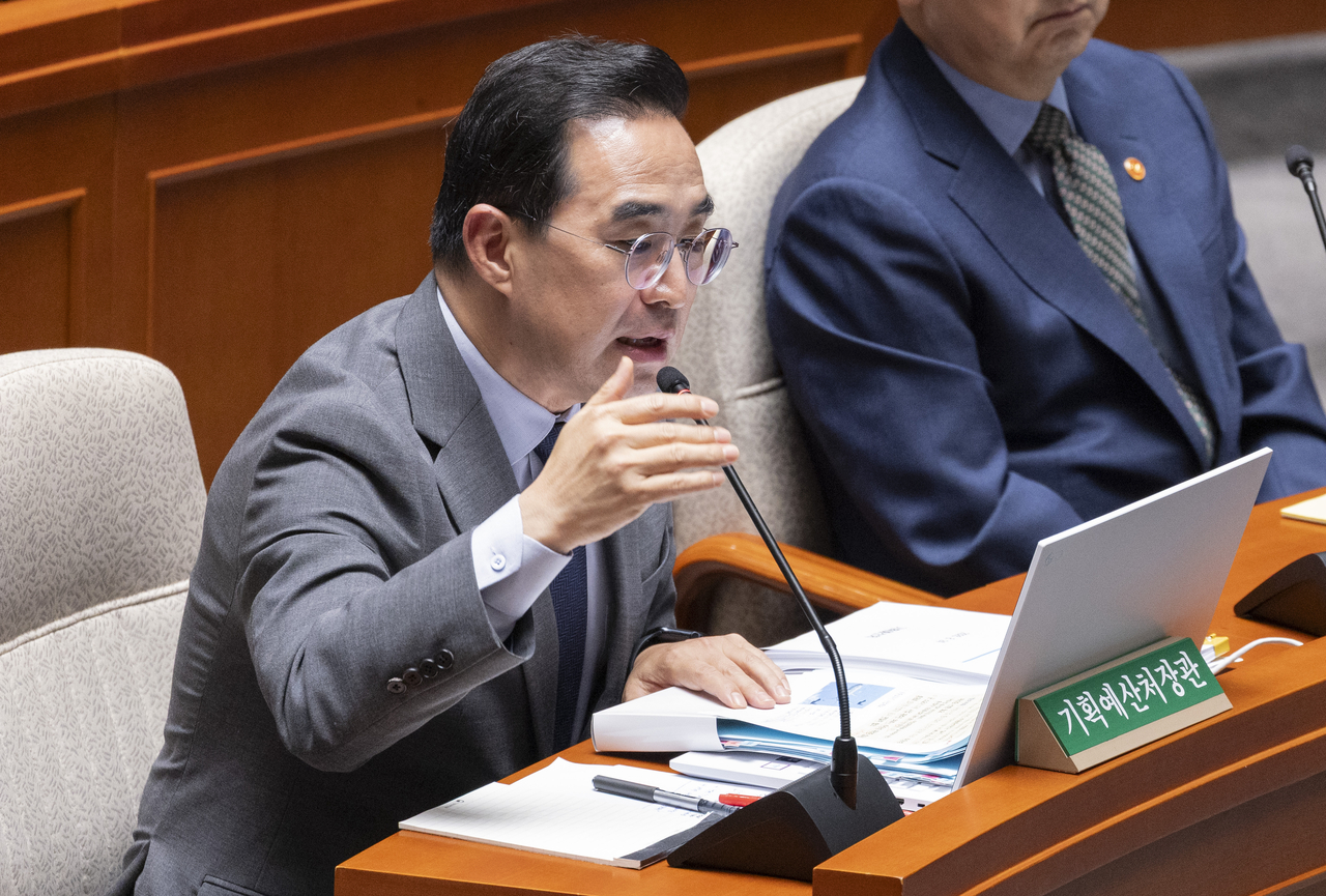 박홍근 기획예산처 장관이 8월 25일 국회에서 열린 예산결산특별위원회에서 열린 2025 회계연도 결산 종합질의에 출석해 조국혁신당 백선희 의원의 질의에 답하고 있다. [연합]