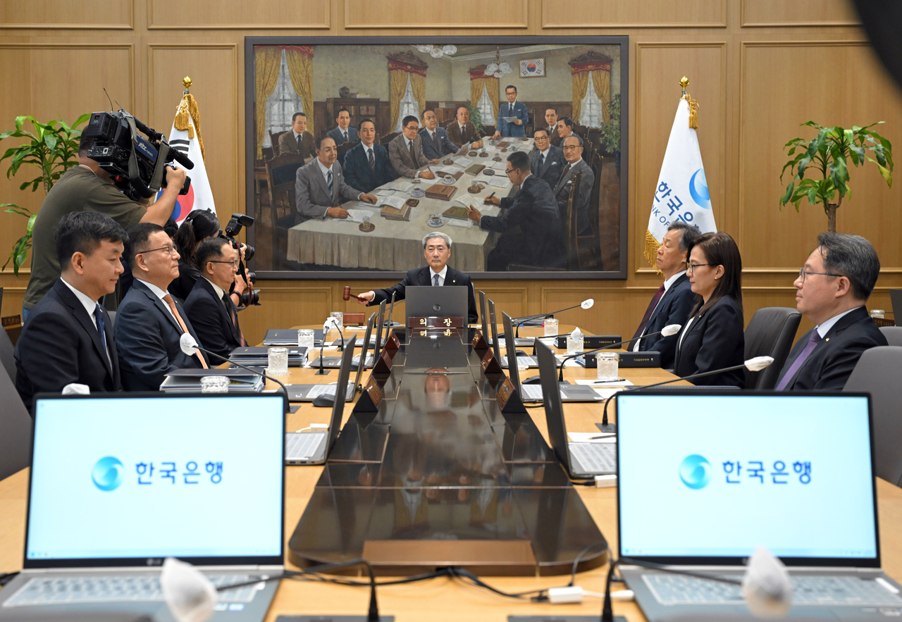 신현송 한국은행 총재가 지난달 27일 서울 중구 한국은행에서 열린 금융통화위원회 본회의에 참석해 의사봉을 두드리고 있다. [연합]