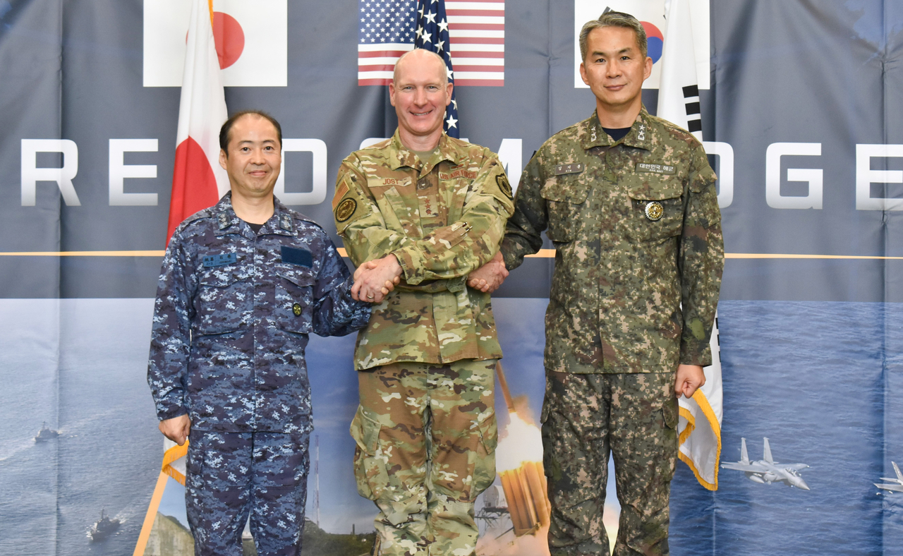 South Korean Joint Chiefs of Staff Maj. Gen. Kim Ji-hoon (right), US Forces Japan Commander Lt. Gen. Steven Jost (center) and Japan Self-Defense Forces Joint Staff Vice Chief Lt. Gen. Ishimaki Yoshiyasu pose for a photo at the opening ceremony of the 2026 Freedom Edge exercise at Yokota Air Base in Japan on Monday. [Joint Chiefs of Staff]