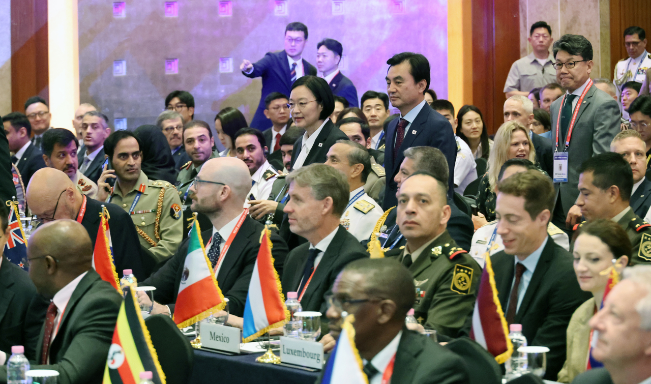 Prime Minister Han Seong-sook (standing in center) enters the opening ceremony of the 2026 Seoul Defense Dialogue in Seoul on Tuesday, accompanied by Defense Minister Ahn Gyu-back behind her. (Yonhap)