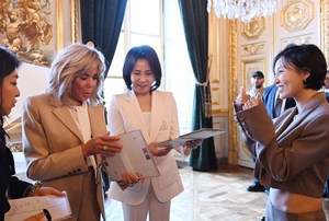 화사, 佛서 김혜경·마크롱 여사 만났다…‘한지 앨범’ 깜짝 선물까지