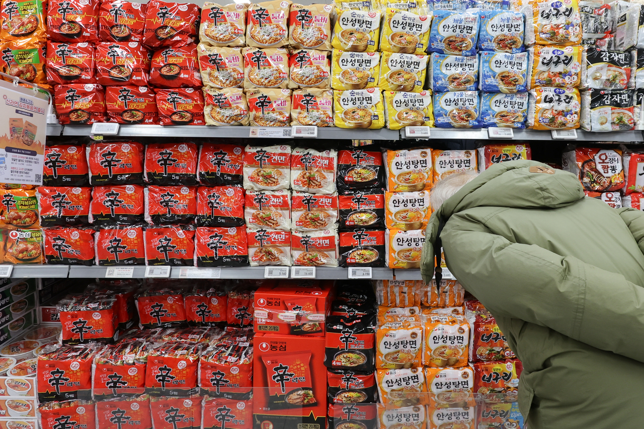 Ramyun products are displayed at a hypermarket in Seoul. (Yonhap)