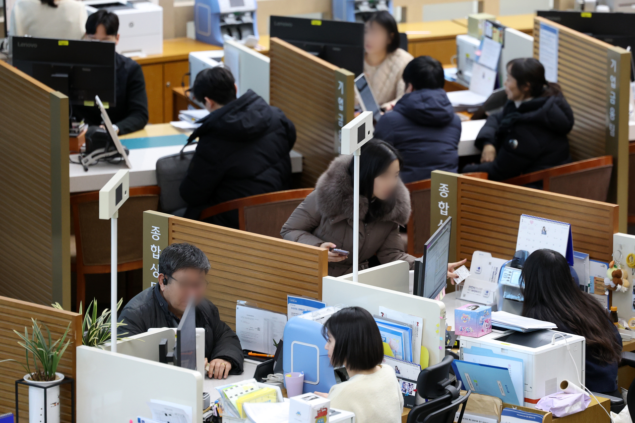 서울 시내의 한 시중은행 영업부에서 고객이 상담을 받고 있다. [뉴시스]