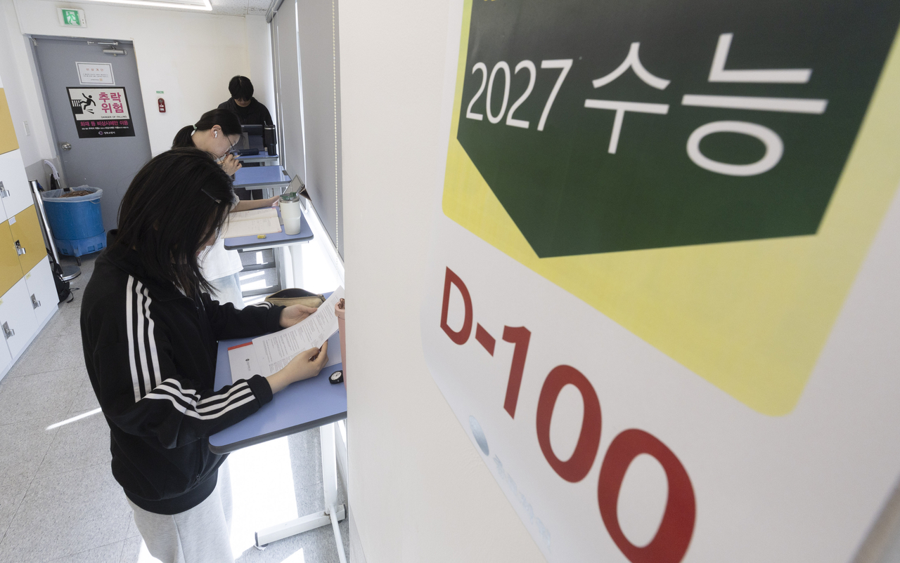 Students study on their own at Gangbuk Jongno Hagwon's Seongbuk branch in Seongbuk-gu, Seoul. (Yoon Chang-bin)