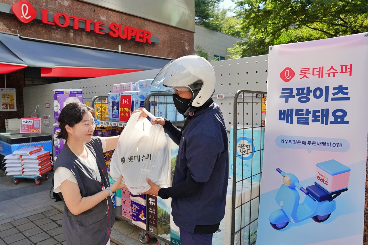 롯데슈퍼는 쿠팡이츠와 협업해 전국 170여개 점포에서 퀵커머스 서비스를 운영한다고 7일 밝혔다. [롯데마트·슈퍼 제공]