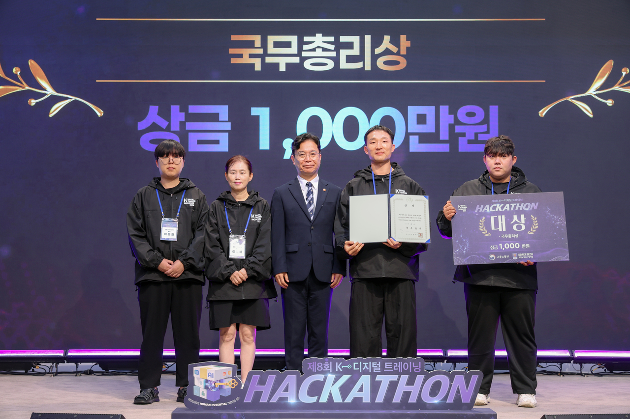 김영훈(왼쪽 세 번째) 고용노동부 장관이 4일 열린 제8회 K-디지털 트레이닝(KDT) 해커톤에서 대상인 국무총리상을 받은 이상철(오른쪽 두 번째) ‘띠몬(TIMÓN)’ 팀장·팀원들과 기념촬영을 하고 있다.
[고용노동부 제공]