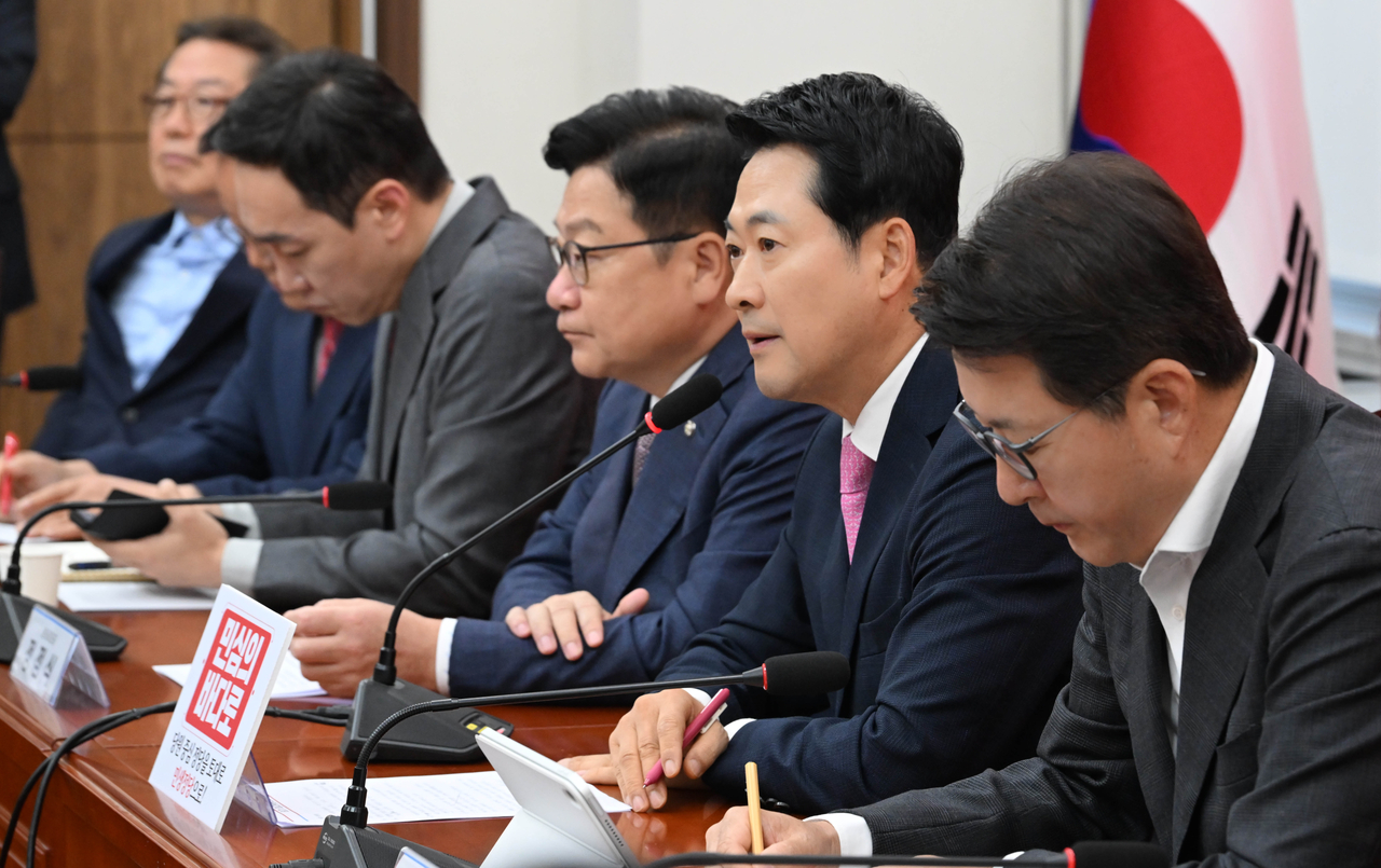 People Power Party leader Jang Dong-hyeok speaks during a Supreme Council meeting at the National Assembly in Yeouido, Seoul, on Monday morning.
