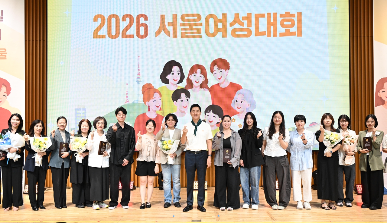 오세훈 서울시장이 8일 열린 2026 서울여성대회에서 시민들과 기념 촬영을 하고 있다. [서울시 제공]