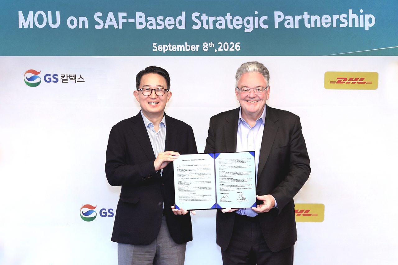 GS Caltex announced Wednesday that it signed an MOU with DHL Express on Tuesday at GS Tower in Gangnam-gu, Seoul, to build a partnership for carbon reduction based on sustainable aviation fuel. From left are GS Caltex Mobility & Marketing Division Vice President Kim Chang-soo and DHL Express CEO John Pearson. (GS Caltex)