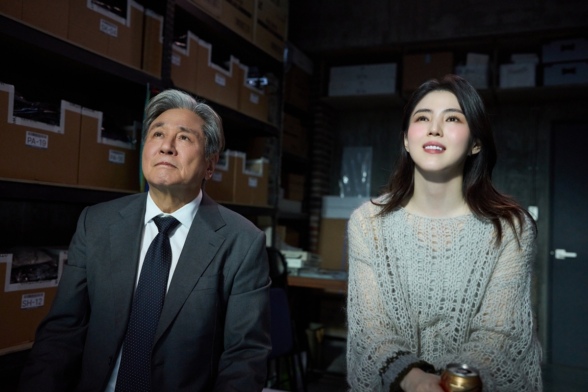 Han So-hee (right) and Choi Min-sik star in the Korean remake of "The Intern." (Warner Bros. Korea)