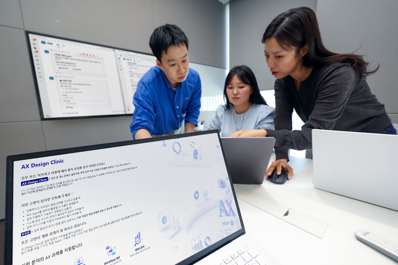 KT Corp employees review an AI agent function under development through the company's hands-on AI transformation program, AX Design Clinic. (KT Corp)