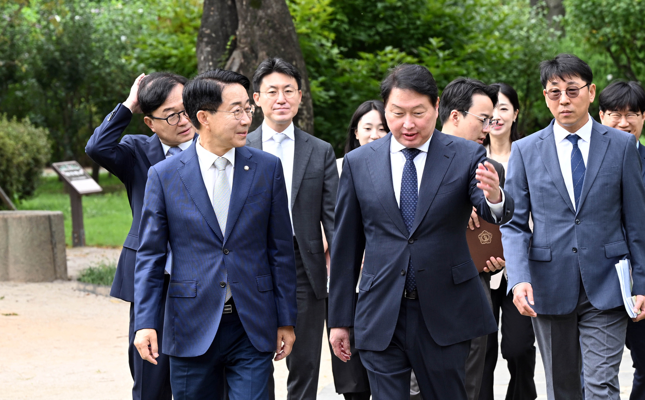 조정식 국회의장(앞줄 왼쪽)과 최태원 대한상의 회장이 9일 오전 서울 여의도 국회 사랑재에서 열린 ‘국회 경제대도약위원회 출범식’ 에 참석하면서 이야기를 나누고 있다. 이상섭 기자