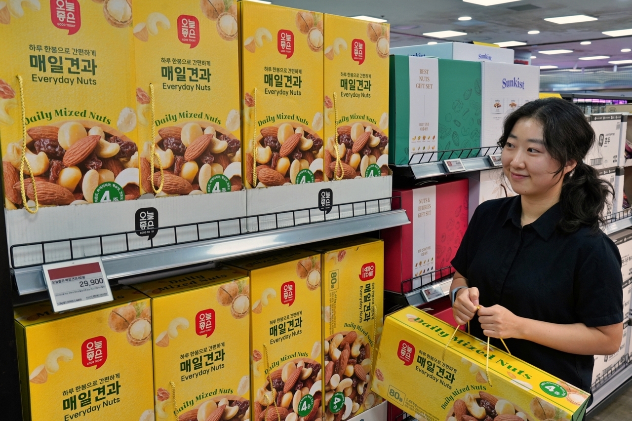 서울시 송파구에 위치한 롯데마트 제타플렉스 잠실점 선물세트 매대에서 고객이 ‘오늘좋은 매일견과 80봉 선물세트’를 구매하고 있다. [롯데마트 제공]