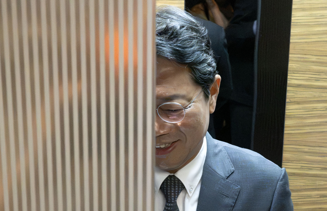 김승원 법무부 장관 후보자가 9일 오전 서울 종로구 적선현대빌딩에 마련된 인사청문회 준비 사무실로 출근하고 있다. 김 후보자는 지난 21년 브로커 양 모씨의 부탁을 받고 당시 식약처장에게 제약업체 제넨셀의 코로나19 치료제 임상시험 승인을 청탁했다는 의혹을 받고 있다. 임세준 기자